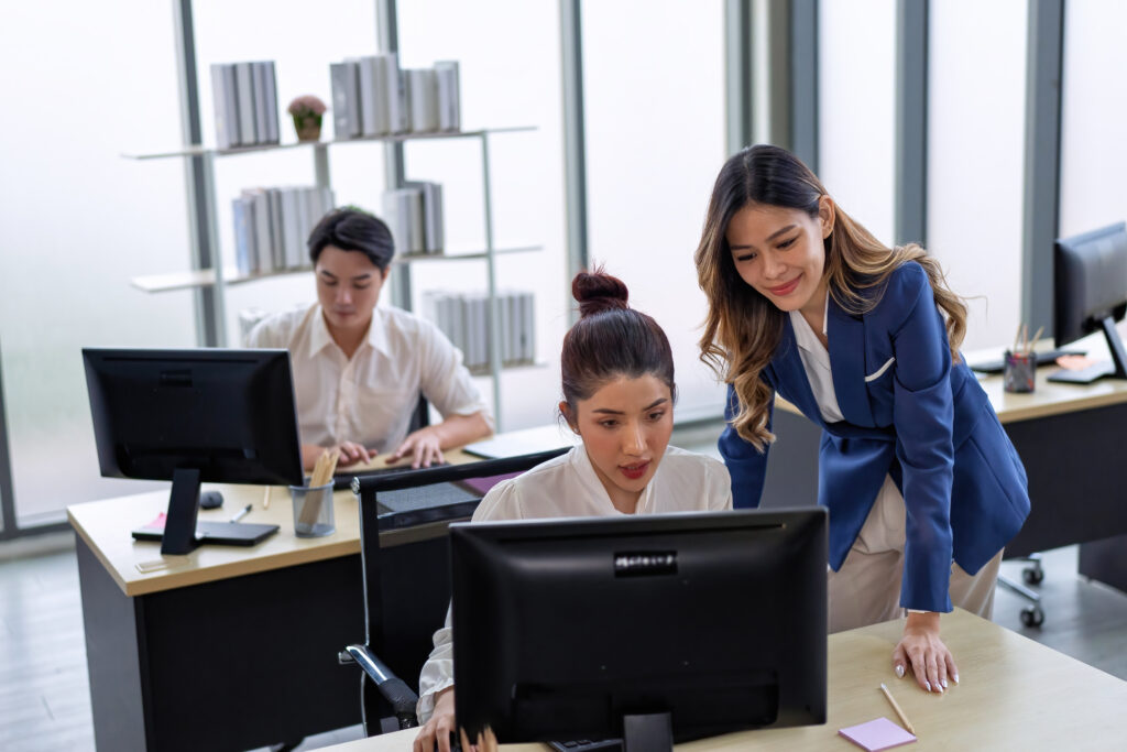 Funcionários de uma empresa olhando uma integração entre sistemas APS, ERP e MES