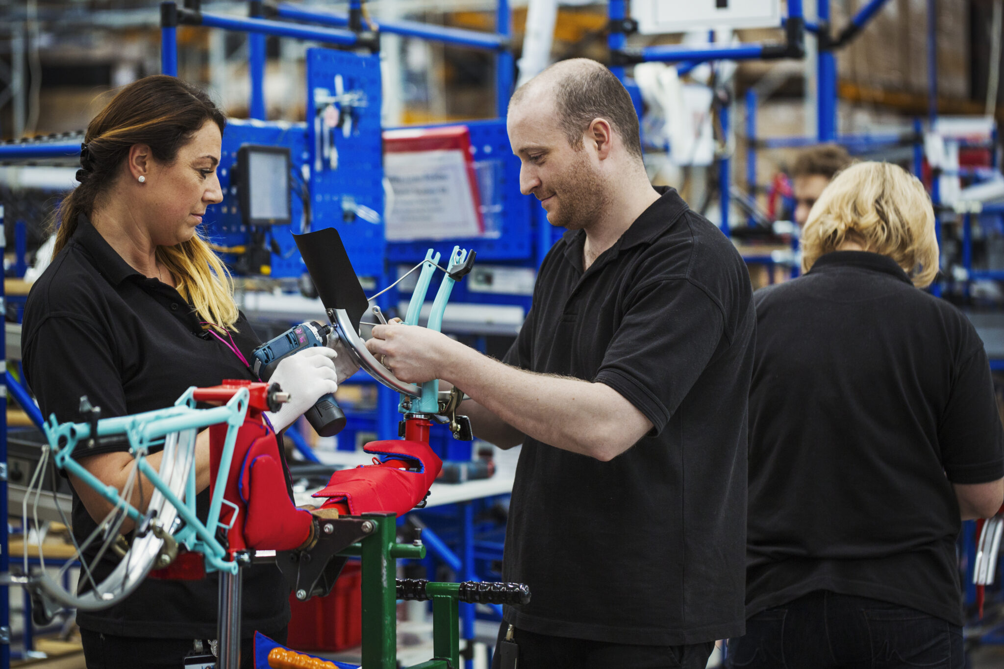 Um homem e uma mulher trabalhando na indústria com o APS e o lean manufacturing.